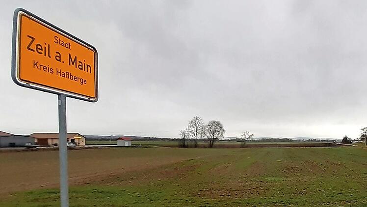 Links neben dem Ortsschild erfolgt die Zufahrt zum neuen Lidl-Markt. Der 1200 Quadratmeter große Laden wird im hinteren Bereich des Grundstücks entstehen, wobei sich der Eingang rechts nahe der Staatsstraße befinden wird. Foto: Christian Licha