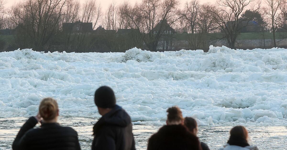 Meterhohe-Eisberge-an-der-Elbe-bei-Hamburg