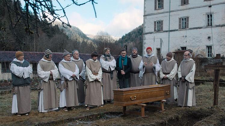 Als David Rousseau (Jean-Paul Rouve, f&uuml;nfter von rechts) in Mouthe eintrifft, kann er nur noch der Beerdigung von Bruder Giacomo beiwohnen.