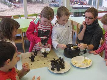 Die Vorbereitungen für den Weihnachtsmarkt laufen im Westheimer Kindergarten auf Hochtouren. Emil, Luisa, Sina, Nils, Kinderpflegerin Bianca Pfannes, und Sophia (von links) haben schon fleißig Schokoengel aus Obst gemacht.  Fotos: Carmen Newell