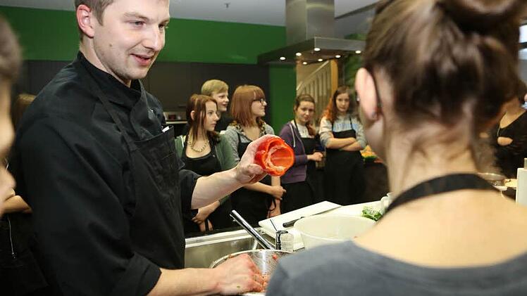 Der Lehrmeister zeigt beim Probekochen, auf was es ankommt. Foto: Barbara Herbst