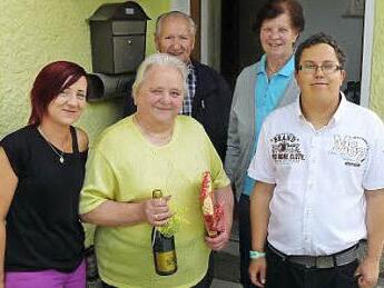 Unser Bild zeigt die Jubilarin Elsa Hofmann (vorne Bildmitte) im Kreise der Familie und weiteren Gratulanten. Foto: Klaus-Peter Wulf