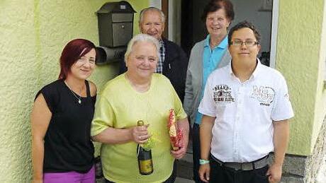 Unser Bild zeigt die Jubilarin Elsa Hofmann (vorne Bildmitte) im Kreise der Familie und weiteren Gratulanten. Foto: Klaus-Peter Wulf