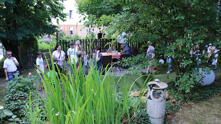 Der Garten von Silvia und Dieter Kuhn im Ortszentrum von Rügheim zog viele Besucher an.  Fotos: Klaus Schmitt