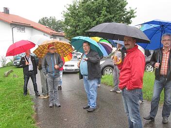 Mit einem Ortstermin am Linsenberg in Schönderling begann der Marktgemeinderat seine letzte Sitzung. Während es dabei um ein Bauvorhaben ging, drehte sich die Diskussion anschließend in der Sitzung grundsätzlich um die Bauplatzsituation vor Ort. Foto: Oswald Türbl