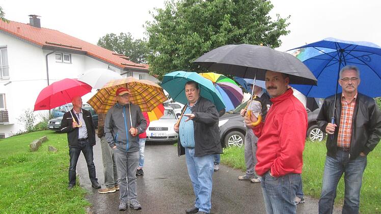 Mit einem Ortstermin am Linsenberg in Schönderling begann der Marktgemeinderat seine letzte Sitzung. Während es dabei um ein Bauvorhaben ging, drehte sich die Diskussion anschließend in der Sitzung grundsätzlich um die Bauplatzsituation vor Ort. Foto: Oswald Türbl