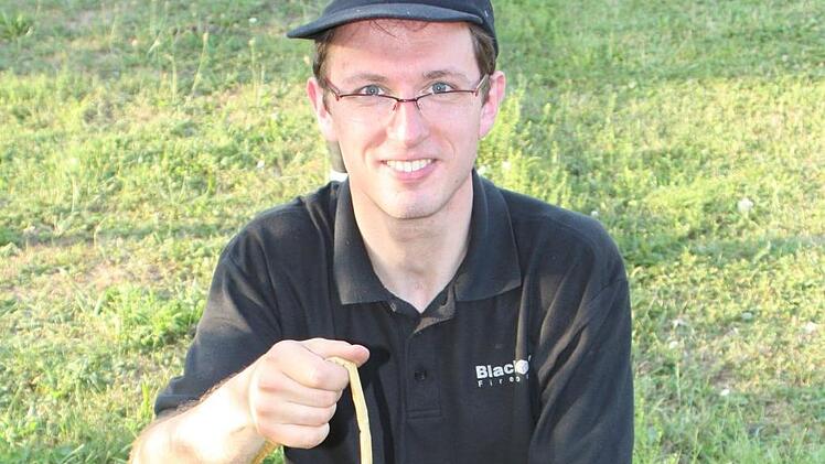 Markus Blomenhofer steckt eine Bombe in ein Abschussrohr. Foto: privat