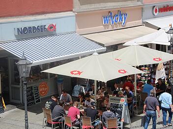 Ein Bild aus unbeschwerten Sommertagen in der Spitalgasse: Bei der "Nordsee" sitzen viele Gäste, und nebenan bei "Wicky" wird nach Geschenkartikeln gestöbert. Nun kommt das "Aus" für beide.CT-Archiv / Oliver Schmidt