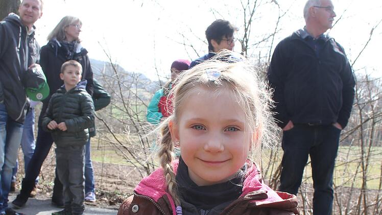 Romina Burmann (5) hat keine Angst vor den gro&szlig;en Osterhasen. Foto: Sonny Adam