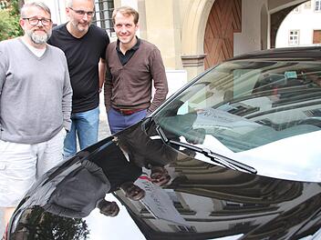 Matthias Scholz, Sascha Vorndran und Kilian Düring (von links nach rechts) spiegeln sich im Lack des GTI. So auf Hochglanz poliert werden alle Fahrzeuge sein, die beim GTI-Treffen am 30. September in Münnerstadt präsentiert werden.Heike Beudert