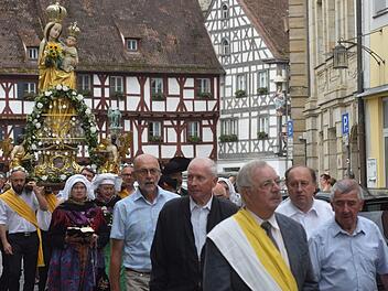 Fronleichnamsprozession in Forchheim mit Marienstatue:    Foto: emt
