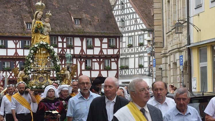 Fronleichnamsprozession in Forchheim mit Marienstatue:    Foto: emt