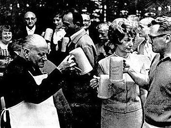 Erster Bürgermeister Hans Maier (links) eröffnete 1969 die Sommerkerwa. Ihm zur Seite stand Marge Leibenguth, die "First Lady" des damaligen Kommandeurs Clarence "Pick" Leibenguth.  Foto: Archiv/Jupp Hagen