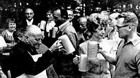 Erster Bürgermeister Hans Maier (links) eröffnete 1969 die Sommerkerwa. Ihm zur Seite stand Marge Leibenguth, die "First Lady" des damaligen Kommandeurs Clarence "Pick" Leibenguth.  Foto: Archiv/Jupp Hagen