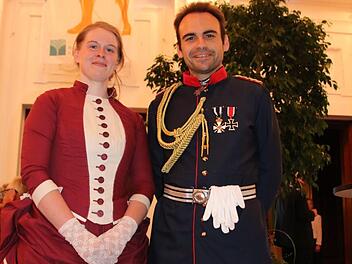Melanie und Michael Götz aus den Hassbergen nutzten alte Gemälde des preußischen Hofmalers Anton von Werner als Vorlage für ihre historischen Kostüme.  Fotos: Ralf Ruppert