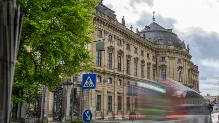 Mehr Haltestellen, mehr Fahrten und mehr Nachhaltigkeit: Ab Mitte September warten grundlegende Neuerungen im Würzburger Busnetz auf dich. Alle Infos dazu im VVM-Magazin! Foto: WVV