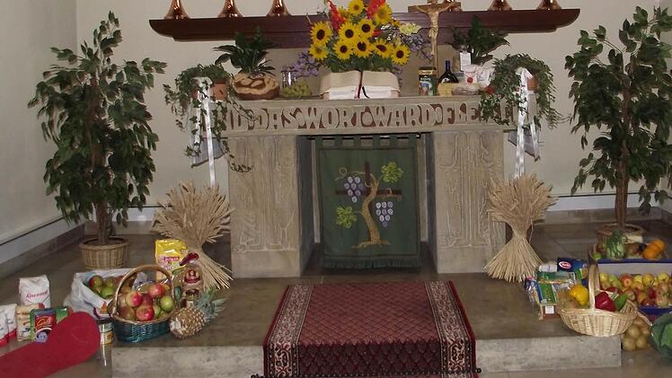 Der Erntedankaltar in der  Martin-Luther-Kirche in Hummendorf  Foto: ww