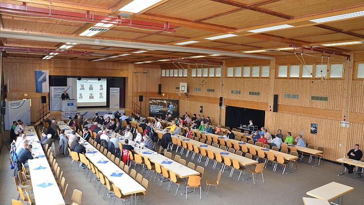 Schwacher Besuch: Viele Plätze blieben leer beim Kreistag des Fußball-Kreises Rhön in der Rudi-Erhard-Halle in Burglauer. Foto: Jürgen Schmitt