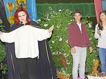 Mephisto (l., Anika Leimeister) hat mit den Schülern um seinen Rektor gewettet.