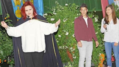 Mephisto (l., Anika Leimeister) hat mit den Schülern um seinen Rektor gewettet.