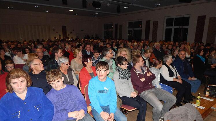 Blick ins bunt gemischte Publikum in der Lohmühlhalle.
