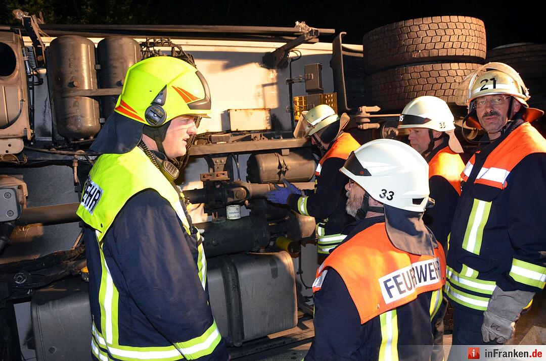 Bergungsarbeiten nach Lkw-Unfall: B27 komplett gesperrt