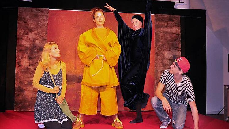 Die Theaterwerkstatt Haßfurt unter der Regie von Nina Lorenz bringt dieses Jahr als Weihnachtsmärchen das Stück "Kleiner König Kalle Wirsch" von Christian Gundlach nach dem gleichnamigen Bestseller von Tilde Michels auf die Bühne. Unser Bild zeigt die Schauspieler (von links) Olga Seehafer, Anna Poetter, Elena Weber und Martin Habermeyer. Foto: Ulrike Langer