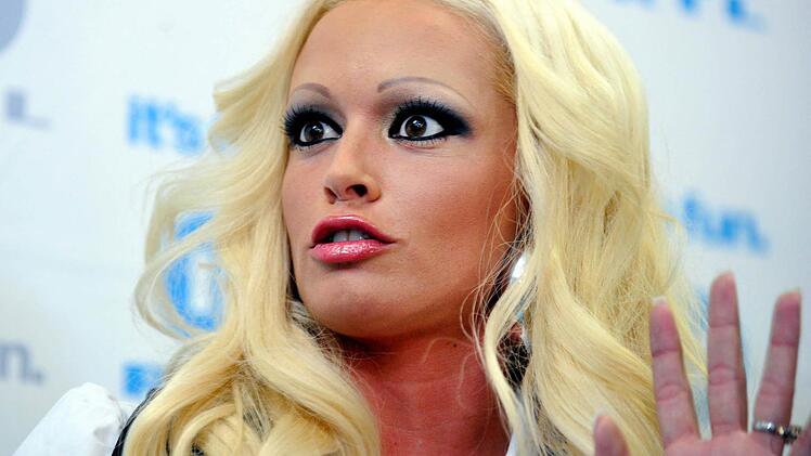 Stimmt das Vorurteil von den doofen Blondinen - hier TV-Sternchen Daniela Katzenberger - oder ist an dem Klischee gar nichts dran? US-Forscher Jay Zagorsky hat dazu jetzt eine ganz neue wissenschaftliche Studie veröffentlicht. Foto: Jochen Lübke/dpa