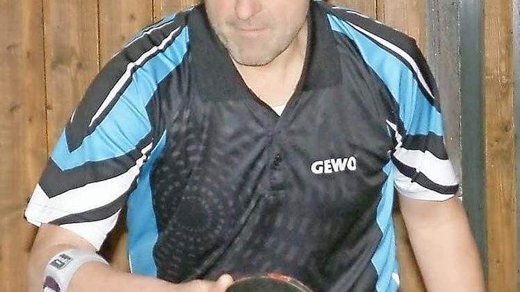 Klaus Kestel vom SV Friesen wurde vor Beginn der Partie gegen den FC Nordhalben (1. Kreisliga) vom Kreisvorsitzenden Edgar Kraus mit der Leistungsnadel des Bayerischen Tischtennis-Verbandes für 40-jährigen aktiven TT-Sport ausgezeichnet. Im Spiel fügte er dem Nordhalbener Gerhard Wachter die zweite Einzelniederlage der Saison zu.  Foto: Hans Franz
