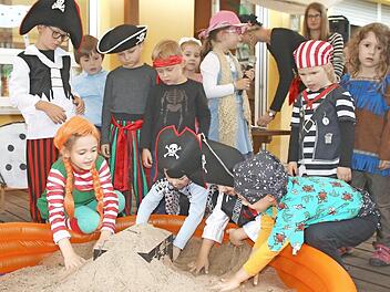 Hurra! Der Schatz ist gefunden. Pippi (Emily, links) und die Piraten holen die Schatzkiste ans Tageslicht.  Foto: Ralf Naumann