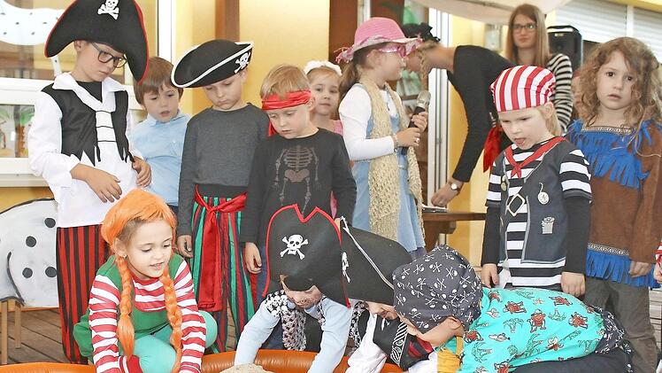 Hurra! Der Schatz ist gefunden. Pippi (Emily, links) und die Piraten holen die Schatzkiste ans Tageslicht.  Foto: Ralf Naumann