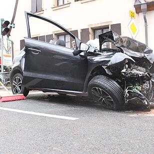 Frau wird bei Crash in Bayreuth im Auto eingeklemmt