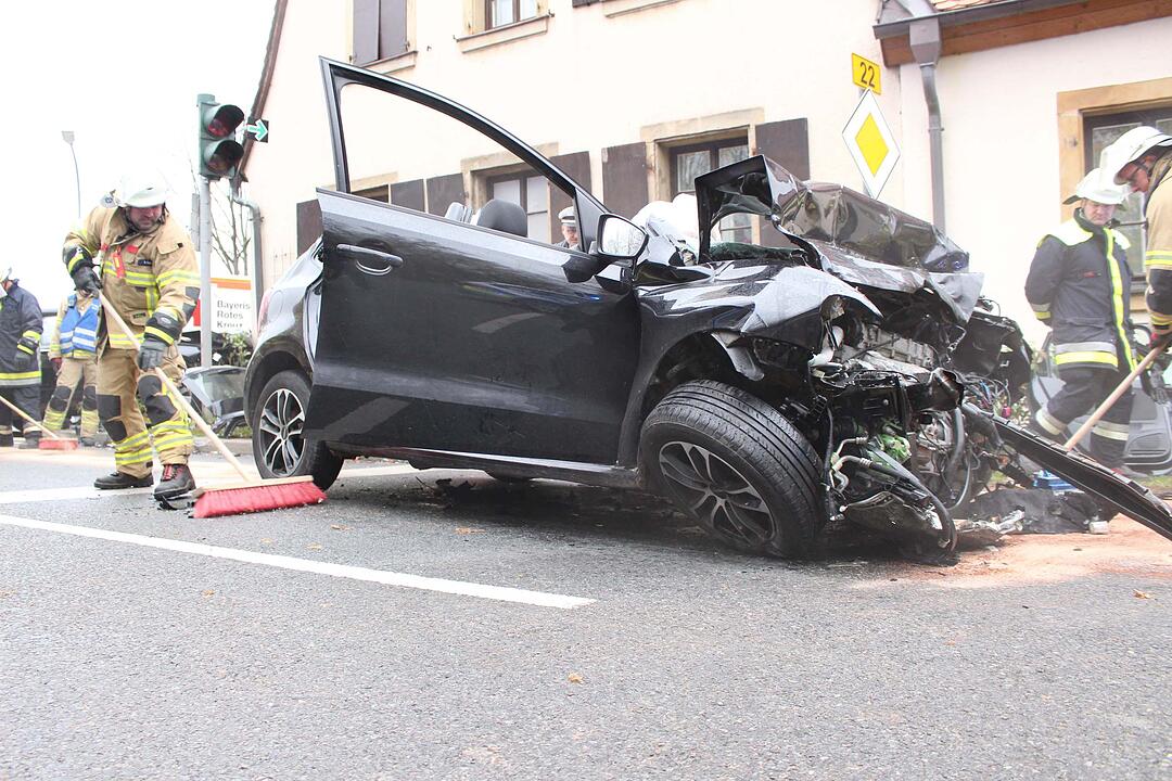 Frau wird bei Crash in Bayreuth im Auto eingeklemmt