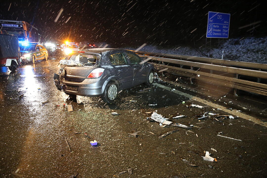 Schwerer Zusammenstoß auf der A93 - Fahrer stirbt noch an der Unfallstelle