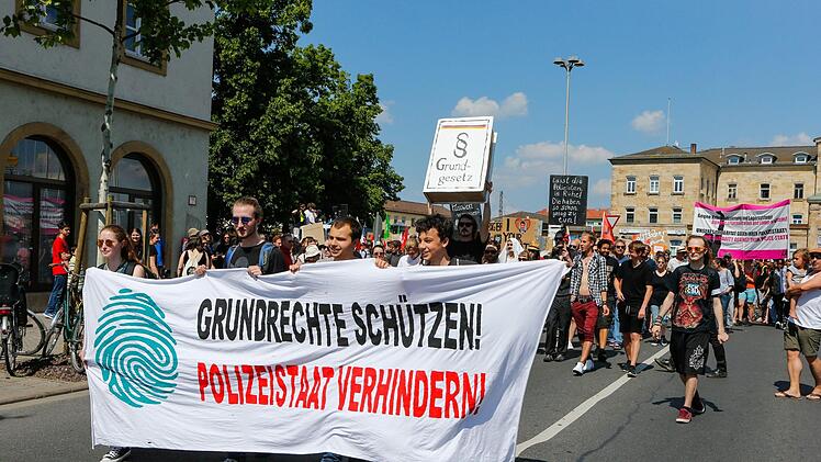 Demonstration gegen das geplante Polizeiaufgabengesetz am 12. Mai 2018 in Bamberg. Foto: Matthias Hoch