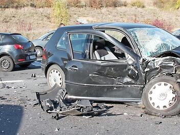 Am Freitagnachmittag sind bei Beikheim zwei Autos ineinander gekracht.  Fotos: Herbert Fischer