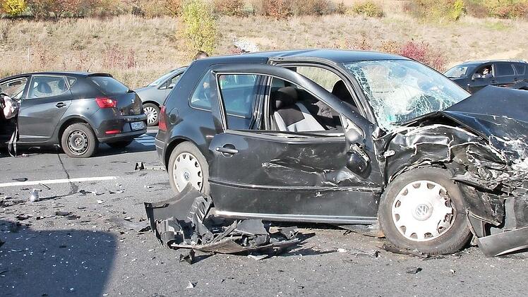 Am Freitagnachmittag sind bei Beikheim zwei Autos ineinander gekracht.  Fotos: Herbert Fischer