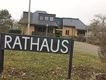 Wer sitzt hier künftig auf dem Chefsessel? In der Gemeinde Lautertal wird am 26. Mai ein neuer Bürgermeister gewählt. Die ÜWP Lautertal schickt Karl Kolb (Mitte) ins Rennen um das Amt des Bürgermeisters. Es gratulierten der Vorsitzende Björn Friedrich (links) und Udo Döhler (rechts), Bürgermeister von Dörfles-Esbach.  Fotos: Oliver Schmidt/Gabi Arnold
