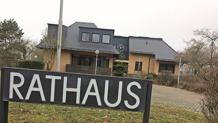 Wer sitzt hier künftig auf dem Chefsessel? In der Gemeinde Lautertal wird am 26. Mai ein neuer Bürgermeister gewählt. Die ÜWP Lautertal schickt Karl Kolb (Mitte) ins Rennen um das Amt des Bürgermeisters. Es gratulierten der Vorsitzende Björn Friedrich (links) und Udo Döhler (rechts), Bürgermeister von Dörfles-Esbach.  Fotos: Oliver Schmidt/Gabi Arnold