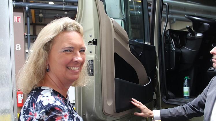 Auch bei Joyson Safety Systems in Albertshausen schaute sich Ministerin Kerstin Schreyer um. Foto: Raphael Mantis