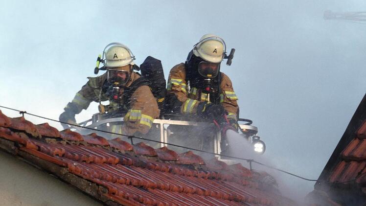 Zwei  Feuerwehrleute im Einsatz