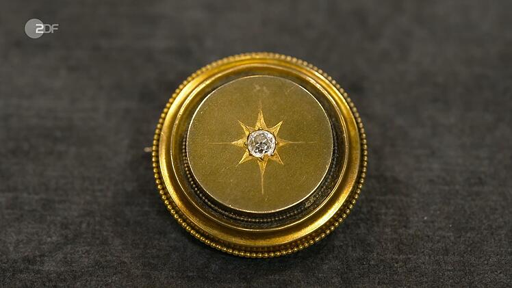 Eine Anhängerbrosche aus Gold mit Diamant stellte eine Kompass-Rose dar. Anke und Rebecca erhofften sich bis zu 400 Euro. Dr. Heide Rezepa-Zabel hielt bis 1.300 für angemessen. Elke Velten bezahlte 950 Euro.