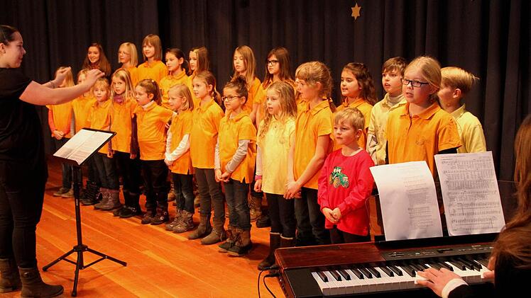 Die "Wallburgspatzen" sangen, dirigiert von Sarah Scheuring , für die Senioren. Foto: gg