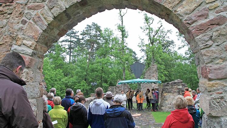 Die Gläubigen schätzen die Andacht unter freiem Himmel.