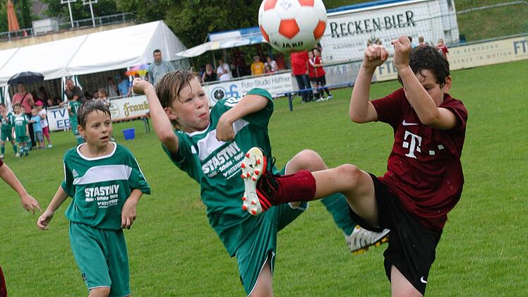 Im Derby Ebern - Heubach kam es im U9-Turnier zu packenden Zweikämpfen. Jonah Stalla (TV Ebern, rechts) erobert hier den Ball.