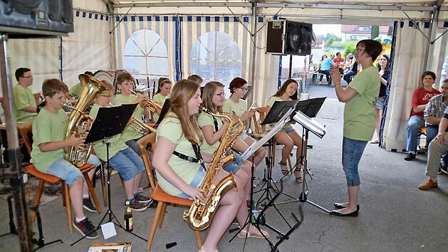 Elf Kinder zwischen acht und 14 Jahren geh&ouml;ren der Bl&auml;serklasse des Musikvereins Stangenroth an. Dirigentin ist Martina Voll. Das Foto entstand beim Lindenfest, bei dem die Nachwuchsmusiker ein halbst&uuml;ndiges Konzert gaben. Fotos: Kathrin Kupka-Hahn