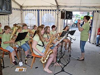 Elf Kinder zwischen acht und 14 Jahren gehören der Bläserklasse des Musikvereins Stangenroth an. Dirigentin ist Martina Voll. Das Foto entstand beim Lindenfest, bei dem die Nachwuchsmusiker ein halbstündiges Konzert gaben. Fotos: Kathrin Kupka-Hahn