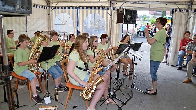 Elf Kinder zwischen acht und 14 Jahren gehören der Bläserklasse des Musikvereins Stangenroth an. Dirigentin ist Martina Voll. Das Foto entstand beim Lindenfest, bei dem die Nachwuchsmusiker ein halbstündiges Konzert gaben. Fotos: Kathrin Kupka-Hahn
