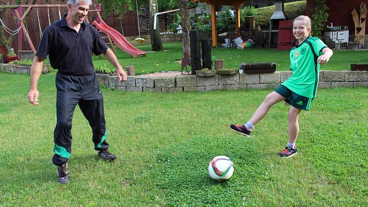 Antonia kickt gerne im Garten mit ihrem Vater Armin. Ob sie beim Philipp-Lahm-Sommercamp auch mal gegen den Ball treten kann, weiß sie noch gar nicht. Foto: Evi Seeger
