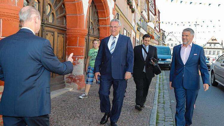 Präsident Nolte heißt den Besucher aus Erlangen willkommen.Foto: Matthias Hoch